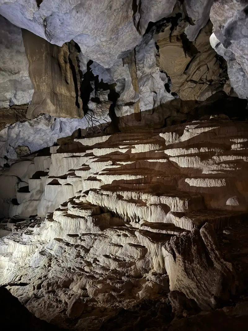 Bậc đá trong lòng hang