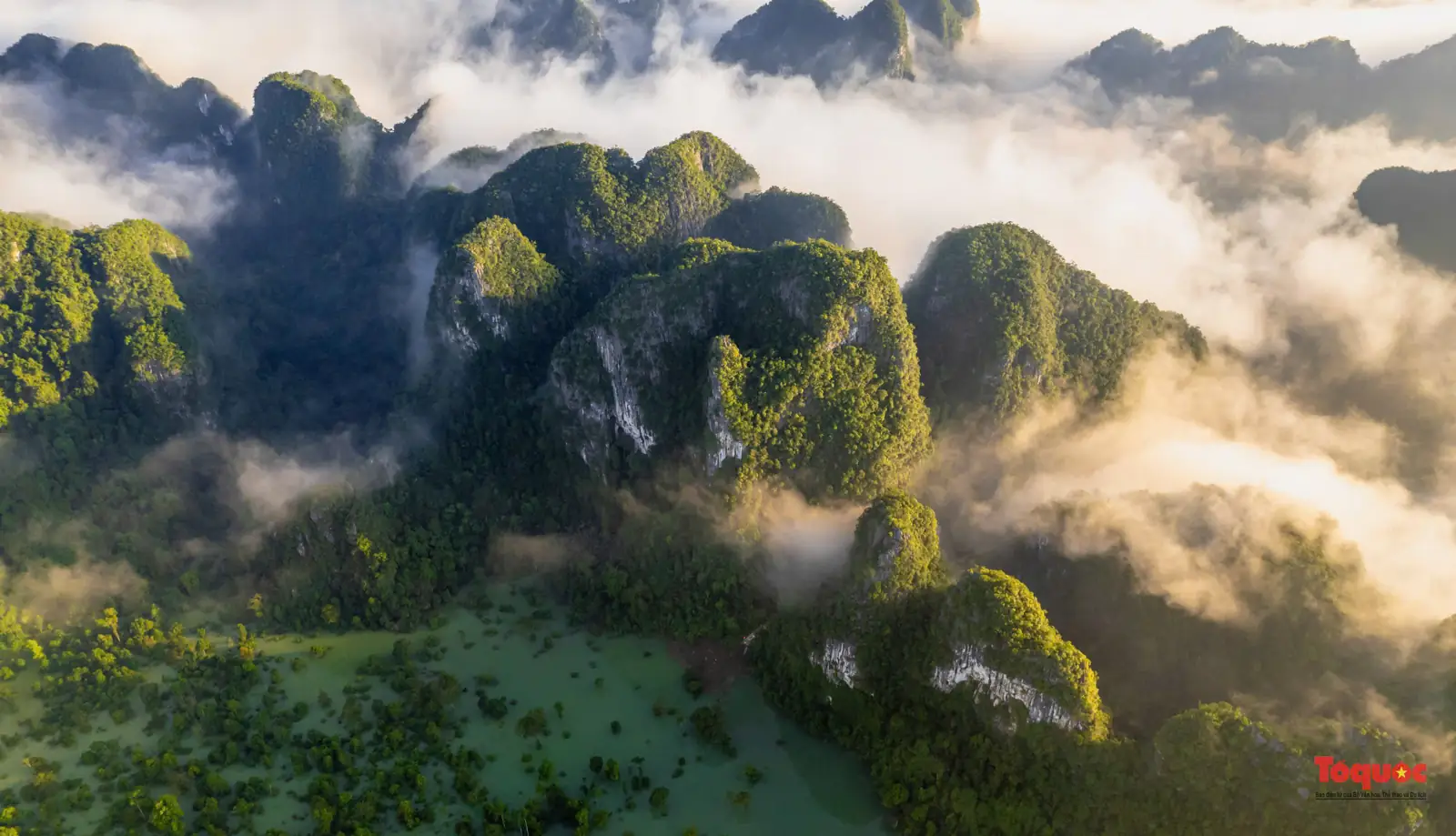 Cloud over the karst, green water in the valley · Photo: Báo Tổ Quốc
