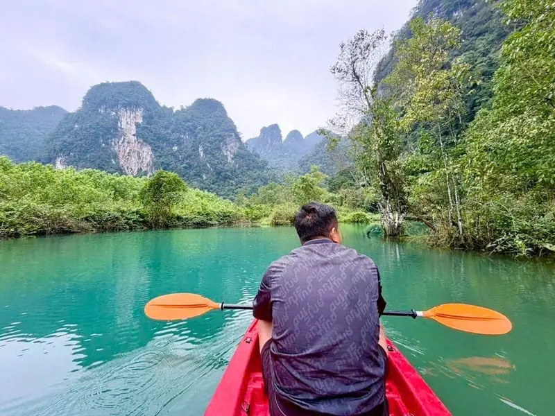 Chèo kayak giữa núi đá