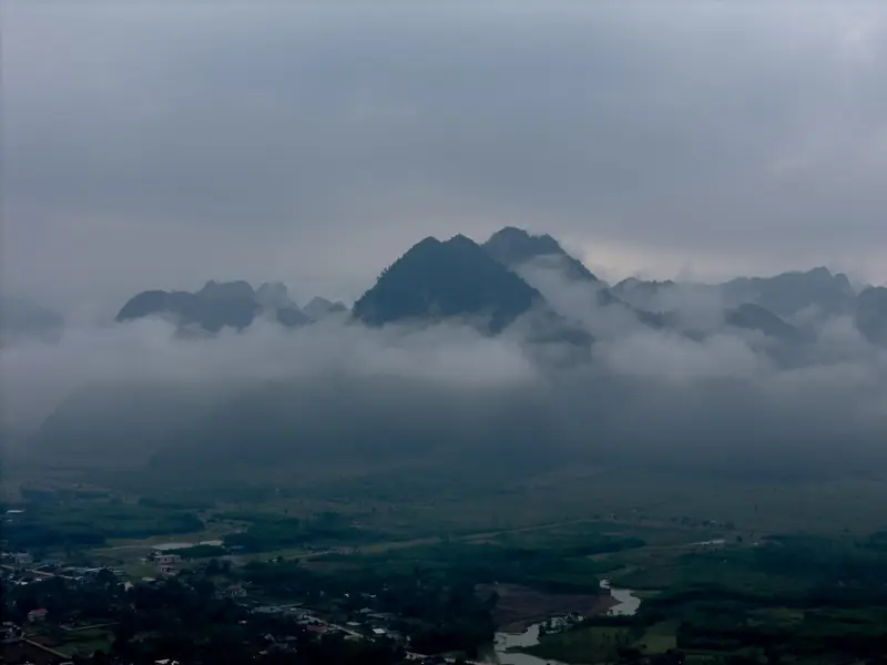 Con đường vào thung lũng trong sương
