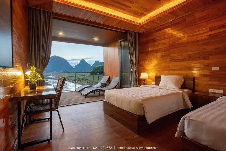 Phòng nghỉ Tú Làn Lodge, ban công nhìn ra sông và núi đá vôi
